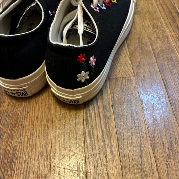 NWOT Converse Black Canvas Platform Low-Top Sneakers with  Embroidered Flowers - Picture 9 of 13